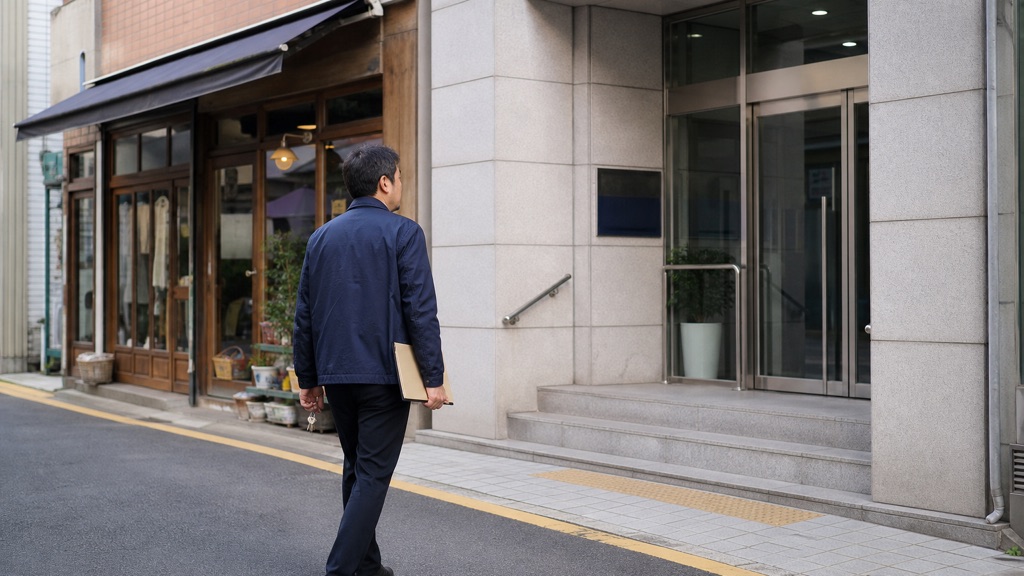 정책자금 대출 보증서 발급 거절됐을 때 대처법 — 정책자금 보증서 거절 사유와 소상공인 매출자료를 대조하는 상담 준비 장면
